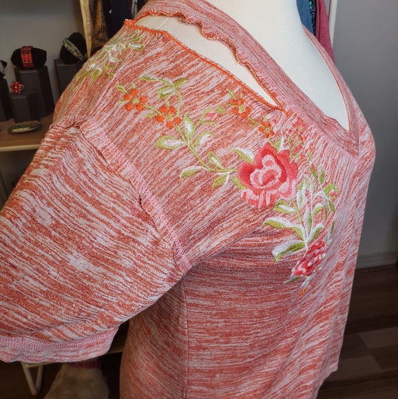 Mollorello Red V-Neck w/ Embroidery - Picture 2 of 7